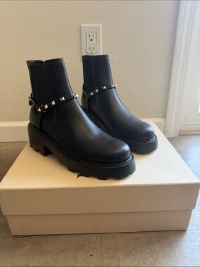 New in Box Valentino Garavani Beatle Rockstud 55 leather Chelsea boots size 39 9